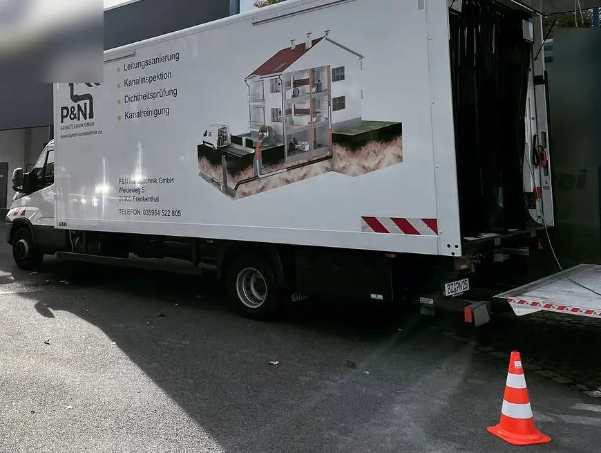 Geöffnetes Fahrzeug von P&N mit Technik für Befahrung und Prüfung von Leitungen